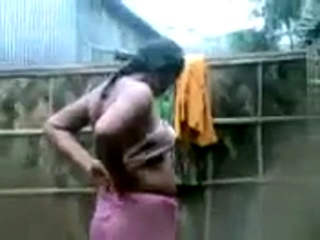 Gallery 932 Indian village girl in open shower recorded. 