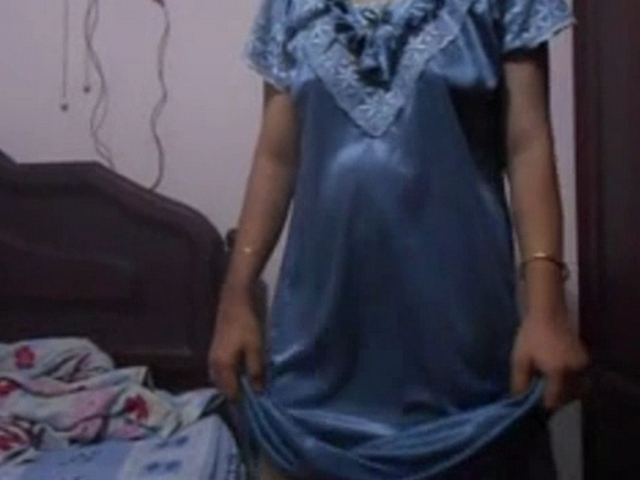 Gallery 1139. Mature indian aunty in grey night trying different